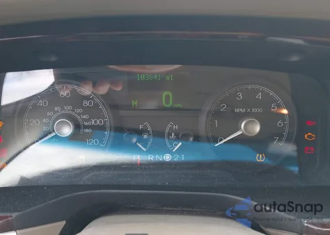 2010 Lincoln Town Car Signature Limited z USA, uszkodzony, nr VIN 2LNBL8CV3AX750822